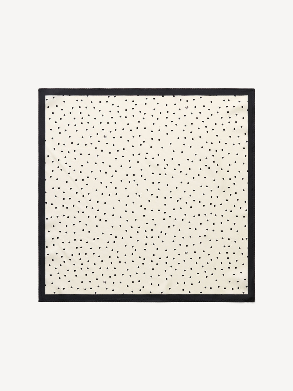 Klasyczna, piękna chusta Poula Black By Malene Birger w ponadczasowy wzór polka dots i kontrastową krawędzią. Wykonana z luksusowego jedwabiu. Zawiąż ją na szyi, nadgarstku lub rączce torebki.