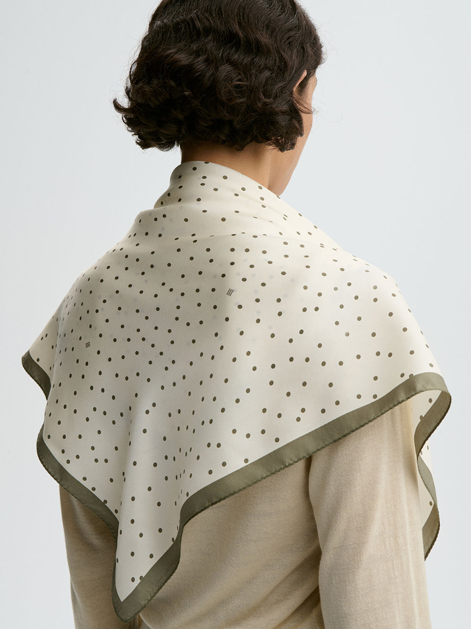 Klasyczna, piękna chusta Poulas Deep Lichen Green By Malene Birger w ponadczasowy wzór polka dots i kontrastową krawędzią. Wykonana z luksusowego jedwabiu. Zawiąż ją na szyi, nadgarstku lub rączce torebki.