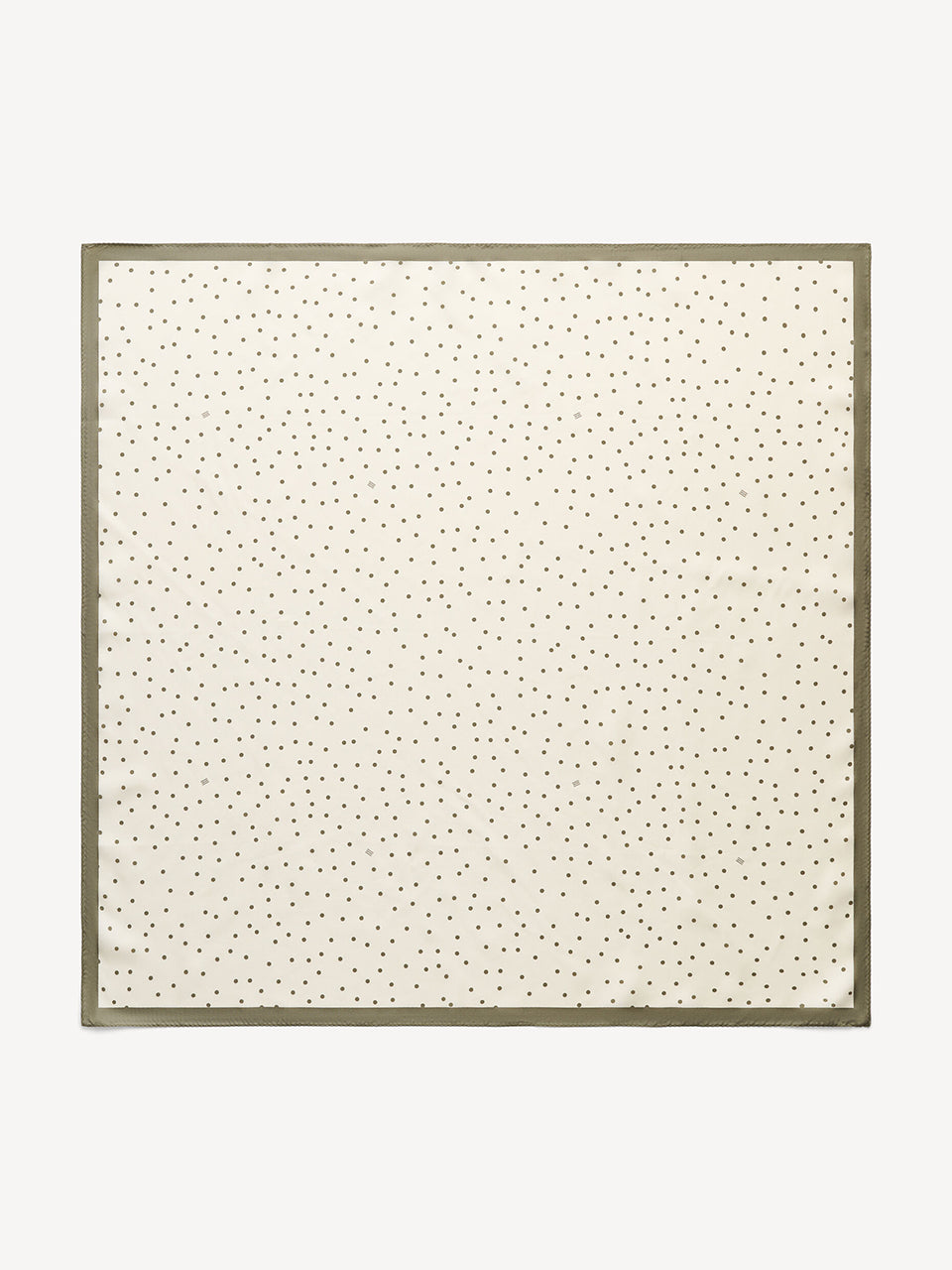 Klasyczna, piękna chusta Poulas Deep Lichen Green By Malene Birger w ponadczasowy wzór polka dots i kontrastową krawędzią. Wykonana z luksusowego jedwabiu. Zawiąż ją na szyi, nadgarstku lub rączce torebki.