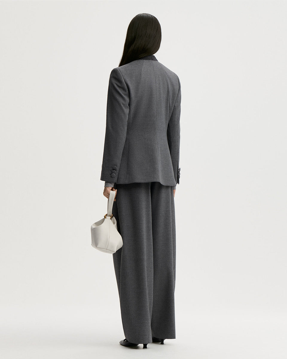 Eleganckie, ciemnoszare spodnie Povilanna By Malene Birger Dark Grey Melange wykonane z gładkiego, garniturowego materiału o prostym, formalnym kroju. Charakteryzują się one wysokim stanem oraz prostymi, lekko zaokrąglonymi nogawkami typu barrel. Z przodu każdej nogawki znajduje się wyraźnie zaprasowany w kant szew, który dodaje całości klasycznego charakteru.&nbsp;

-Nogawki o kroju "barrel"

-Wysoki stan

-Zaprasowane kanty