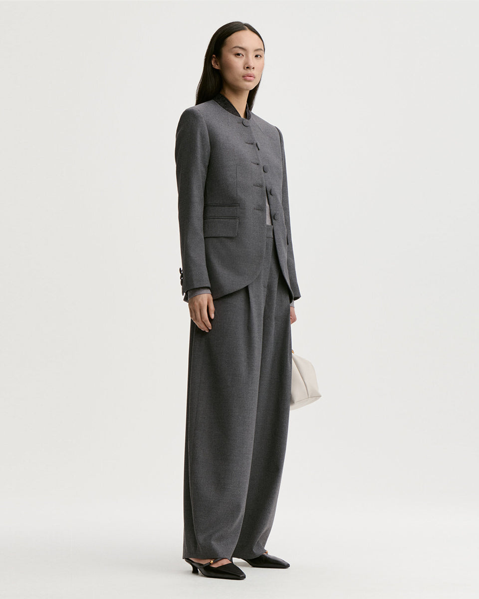 Eleganckie, ciemnoszare spodnie Povilanna By Malene Birger Dark Grey Melange wykonane z gładkiego, garniturowego materiału o prostym, formalnym kroju. Charakteryzują się one wysokim stanem oraz prostymi, lekko zaokrąglonymi nogawkami typu barrel. Z przodu każdej nogawki znajduje się wyraźnie zaprasowany w kant szew, który dodaje całości klasycznego charakteru.&nbsp;

-Nogawki o kroju "barrel"

-Wysoki stan

-Zaprasowane kanty