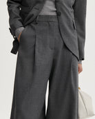 Eleganckie, ciemnoszare spodnie Povilanna By Malene Birger Dark Grey Melange wykonane z gładkiego, garniturowego materiału o prostym, formalnym kroju. Charakteryzują się one wysokim stanem oraz prostymi, lekko zaokrąglonymi nogawkami typu barrel. Z przodu każdej nogawki znajduje się wyraźnie zaprasowany w kant szew, który dodaje całości klasycznego charakteru.&nbsp;

-Nogawki o kroju "barrel"

-Wysoki stan

-Zaprasowane kanty