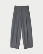 Eleganckie, ciemnoszare spodnie Povilanna By Malene Birger Dark Grey Melange wykonane z gładkiego, garniturowego materiału o prostym, formalnym kroju. Charakteryzują się one wysokim stanem oraz prostymi, lekko zaokrąglonymi nogawkami typu barrel. Z przodu każdej nogawki znajduje się wyraźnie zaprasowany w kant szew, który dodaje całości klasycznego charakteru.&nbsp;

-Nogawki o kroju "barrel"

-Wysoki stan

-Zaprasowane kanty