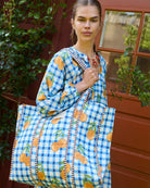 Duża torba typu shopper Pricilla Blue Orange SISSEL EDELBO z ręcznie wykonanym &nbsp;printem i haftem. Wewnątrz posiada płócienną podszewkę i niewielką kieszonkę. Idealna na plażę, weekendowy wyjazd czy zakupy na targu.&nbsp;