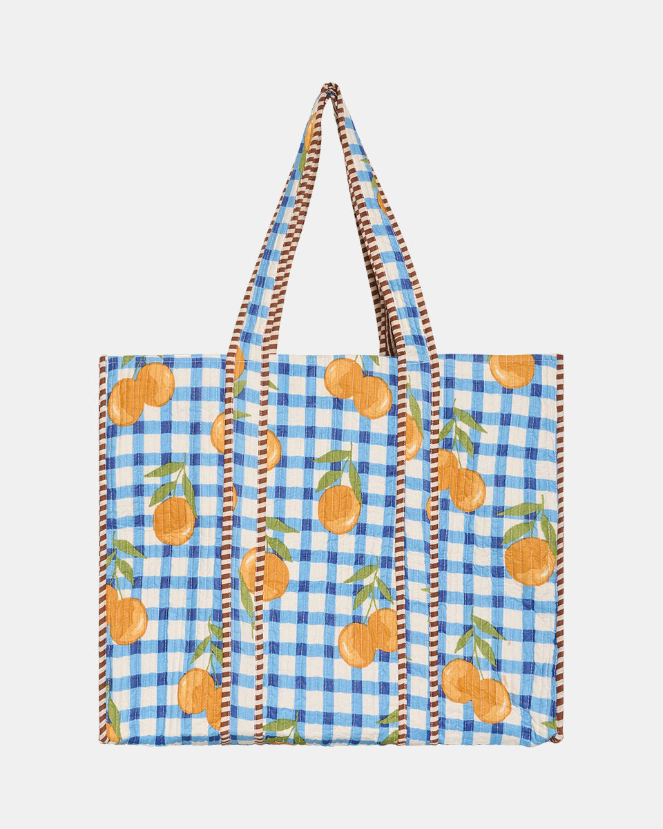 Duża torba typu shopper Pricilla Blue Orange SISSEL EDELBO z ręcznie wykonanym &nbsp;printem i haftem. Wewnątrz posiada płócienną podszewkę i niewielką kieszonkę. Idealna na plażę, weekendowy wyjazd czy zakupy na targu.&nbsp;