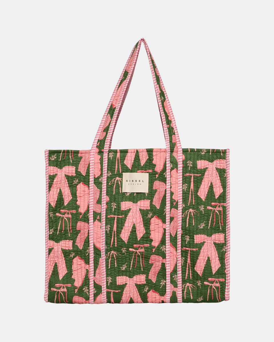 Duża torba typu shopper Pricilla Ribbon Pink SISSEL EDELBO z ręcznie wykonanym &nbsp;printem i haftem. Wewnątrz posiada płócienną podszewkę i niewielką kieszonkę. Idealna na plażę, weekendowy wyjazd czy zakupy na targu.&nbsp;