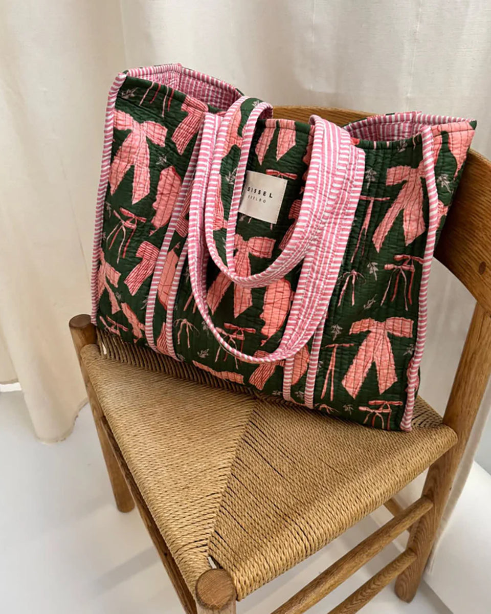 Duża torba typu shopper Pricilla Ribbon Pink SISSEL EDELBO z ręcznie wykonanym &nbsp;printem i haftem. Wewnątrz posiada płócienną podszewkę i niewielką kieszonkę. Idealna na plażę, weekendowy wyjazd czy zakupy na targu.&nbsp;
