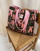 Duża torba typu shopper Pricilla Ribbon Pink SISSEL EDELBO z ręcznie wykonanym &nbsp;printem i haftem. Wewnątrz posiada płócienną podszewkę i niewielką kieszonkę. Idealna na plażę, weekendowy wyjazd czy zakupy na targu.&nbsp;