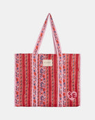 Duża torba typu shopper Pricilla Lavender Bloom SISSEL EDELBO z ręcznie wykonanym, kwiatowym printem i haftem. Wewnątrz posiada płócienną podszewkę i niewielką kieszonkę. Idealna na plażę, weekendowy wyjazd czy zakupy na targu.&nbsp;