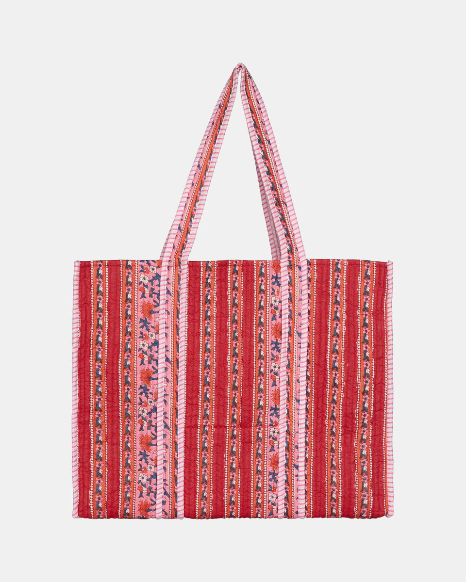 Duża torba typu shopper Pricilla Lavender Bloom SISSEL EDELBO z ręcznie wykonanym, kwiatowym printem i haftem. Wewnątrz posiada płócienną podszewkę i niewielką kieszonkę. Idealna na plażę, weekendowy wyjazd czy zakupy na targu.&nbsp;