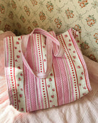 Duża torba typu shopper Pricilla Rose SISSEL EDELBO z ręcznie wykonanym printem i haftem. Wewnątrz posiada płócienną podszewkę i niewielką kieszonkę. Idealna na plażę, weekendowy wyjazd czy zakupy na targu.&nbsp;
