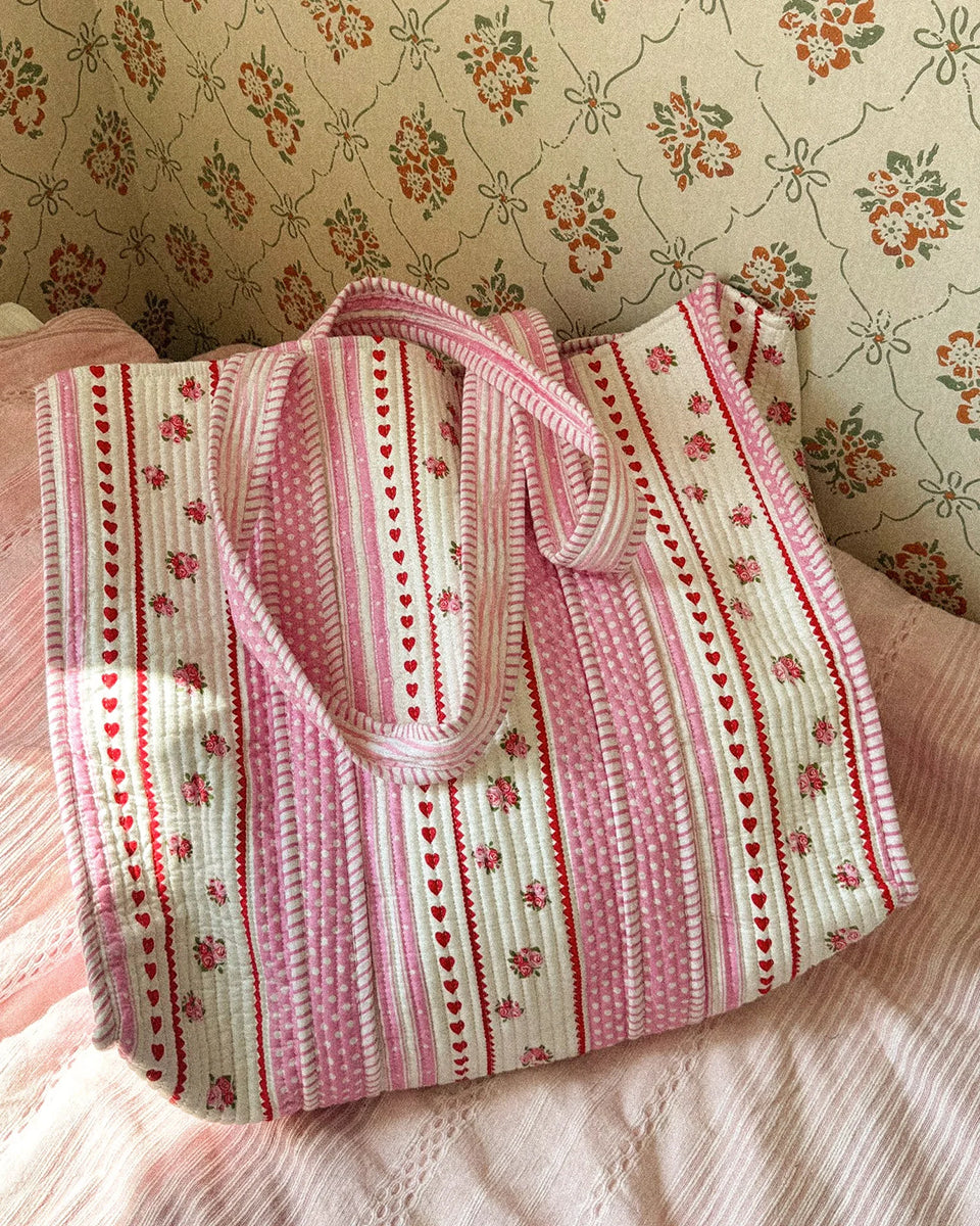 Duża torba typu shopper Pricilla Rose SISSEL EDELBO z ręcznie wykonanym printem i haftem. Wewnątrz posiada płócienną podszewkę i niewielką kieszonkę. Idealna na plażę, weekendowy wyjazd czy zakupy na targu.&nbsp;
