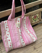 Duża torba typu shopper Pricilla Rose SISSEL EDELBO z ręcznie wykonanym printem i haftem. Wewnątrz posiada płócienną podszewkę i niewielką kieszonkę. Idealna na plażę, weekendowy wyjazd czy zakupy na targu.&nbsp;
