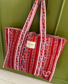 Duża torba typu shopper Pricilla Lavender Bloom SISSEL EDELBO z ręcznie wykonanym, kwiatowym printem i haftem. Wewnątrz posiada płócienną podszewkę i niewielką kieszonkę. Idealna na plażę, weekendowy wyjazd czy zakupy na targu.&nbsp;
