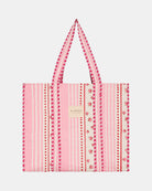 Duża torba typu shopper Pricilla Rose SISSEL EDELBO z ręcznie wykonanym printem i haftem. Wewnątrz posiada płócienną podszewkę i niewielką kieszonkę. Idealna na plażę, weekendowy wyjazd czy zakupy na targu.&nbsp;
