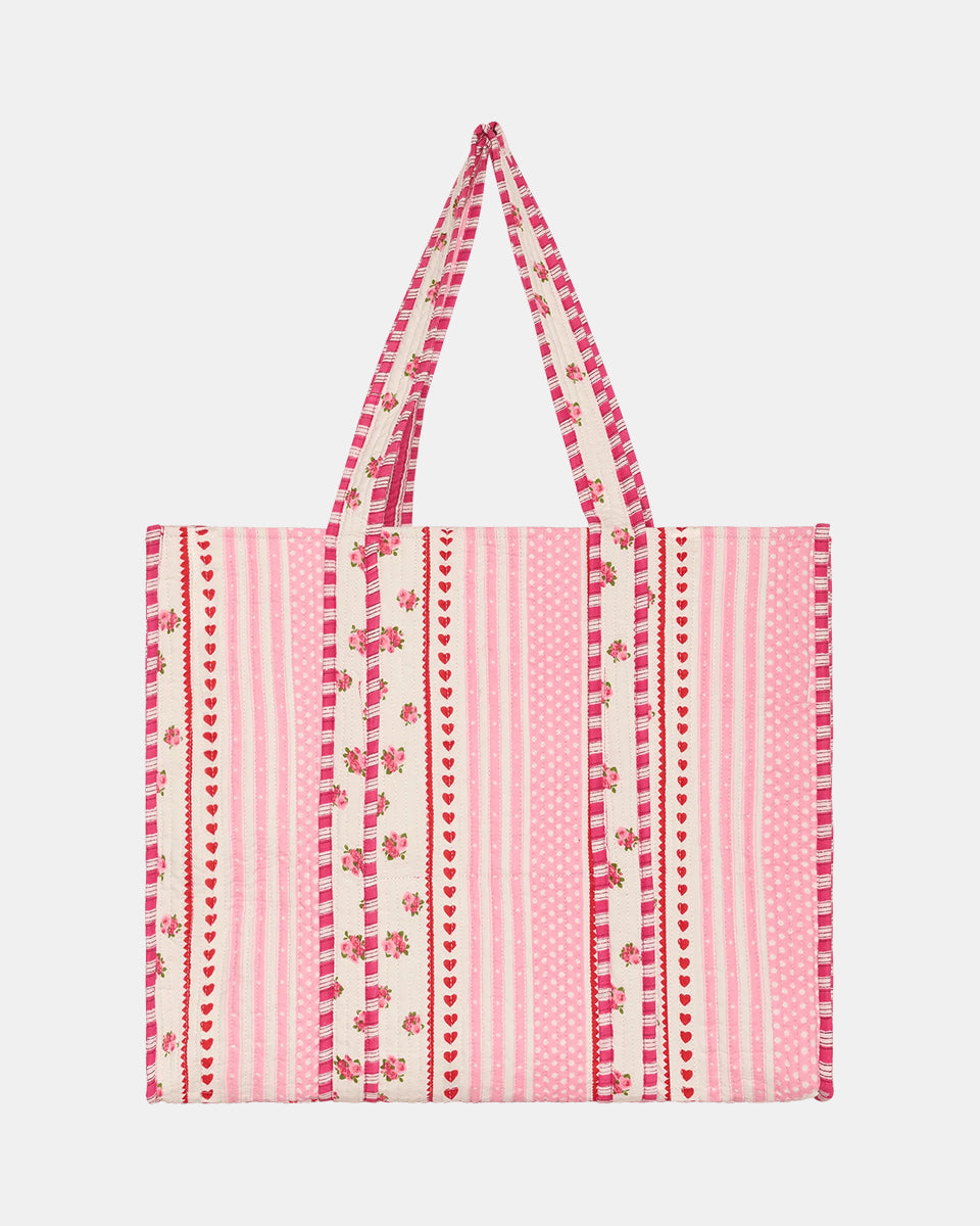 Duża torba typu shopper Pricilla Rose SISSEL EDELBO z ręcznie wykonanym printem i haftem. Wewnątrz posiada płócienną podszewkę i niewielką kieszonkę. Idealna na plażę, weekendowy wyjazd czy zakupy na targu.&nbsp;
