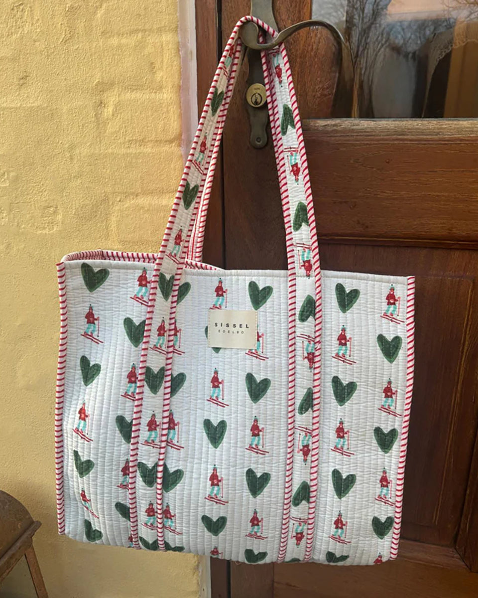 Duża torba typu shopper Pricilla Ski Resort SISSEL EDELBO z ręcznie wykonanym &nbsp;printem i haftem. Wewnątrz posiada płócienną podszewkę i niewielką kieszonkę. Idealna na plażę, weekendowy wyjazd czy zakupy na targu.&nbsp;
