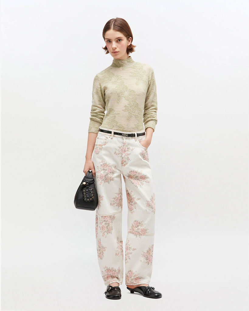 Luźne, bawełniane jeansy 1886 GANNI Print Denim ze średnim stanem i kwiatowym nadrukiem. Mają zapięcie na zamek błyskawiczny i guzik, pięć kieszeni, szlufki na pasek oraz naszywkę z logo marki. Wykonane w 100% z bawełny organicznej.&nbsp;