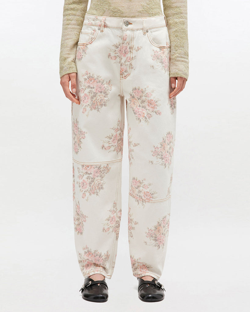 Luźne, bawełniane jeansy 1886 GANNI Print Denim ze średnim stanem i kwiatowym nadrukiem. Mają zapięcie na zamek błyskawiczny i guzik, pięć kieszeni, szlufki na pasek oraz naszywkę z logo marki. Wykonane w 100% z bawełny organicznej.&nbsp;