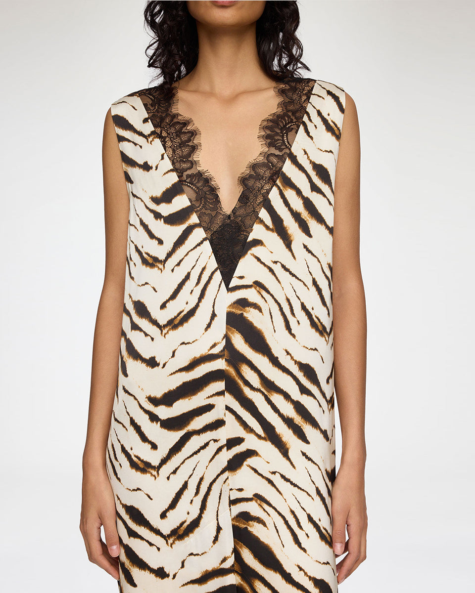 Elegancka, midi sukienka Printed Satin V-neck Egret wyróżniającą się wyrazistym, drapieżnym wzorem w paski przypominające zwierzęcy print w odcieniach brązu i czerni na jasnym, kremowym tle. Sukienka ma prosty, lekko swobodny krój bez rękawów, z głębokim dekoltem w kształcie litery V, który jest efektownie wykończony ciemną koronką. Delikatne koronkowe wstawki pojawiają się także na dolnym obszyciu sukienki.&nbsp;

-Długość midi

-Zwierzęcy print

-Dekolt w serek z koronkowymi detalami&nbsp;
