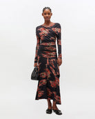 Czarna, maxi sukienka 4380 GANNI Floral Black w kwiatowy print. Sukienka ma asymetryczny dekolt i długie rękawy oraz ciekawe, drapowane marszczenia wzdłuż gorsetu. U dołu ma luźniejszy krój.&nbsp;