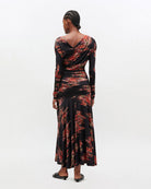 Czarna, maxi sukienka 4380 GANNI Floral Black w kwiatowy print. Sukienka ma asymetryczny dekolt i długie rękawy oraz ciekawe, drapowane marszczenia wzdłuż gorsetu. U dołu ma luźniejszy krój.&nbsp;