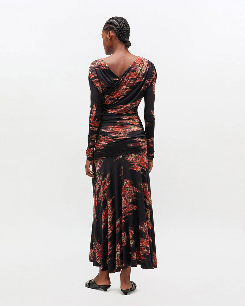 Czarna, maxi sukienka 4380 GANNI Floral Black w kwiatowy print. Sukienka ma asymetryczny dekolt i długie rękawy oraz ciekawe, drapowane marszczenia wzdłuż gorsetu. U dołu ma luźniejszy krój.&nbsp;