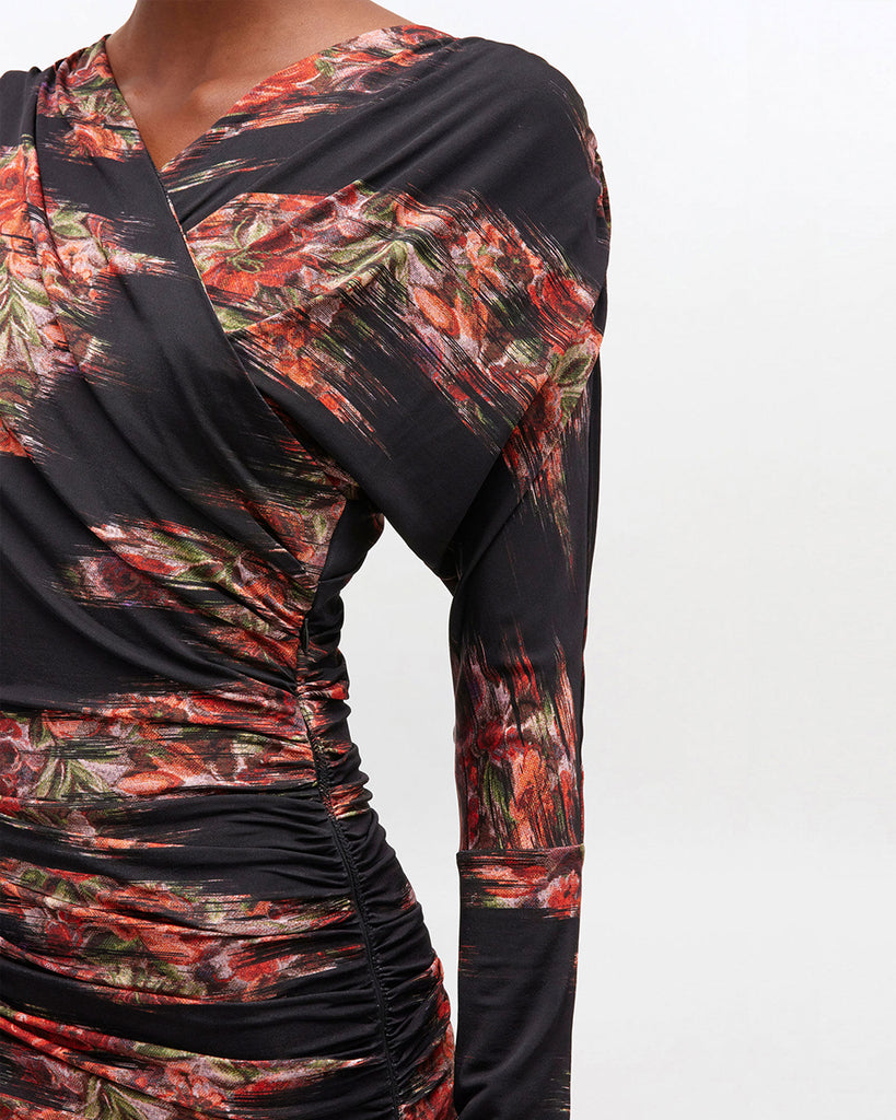 Czarna, maxi sukienka 4380 GANNI Floral Black w kwiatowy print. Sukienka ma asymetryczny dekolt i długie rękawy oraz ciekawe, drapowane marszczenia wzdłuż gorsetu. U dołu ma luźniejszy krój.&nbsp;