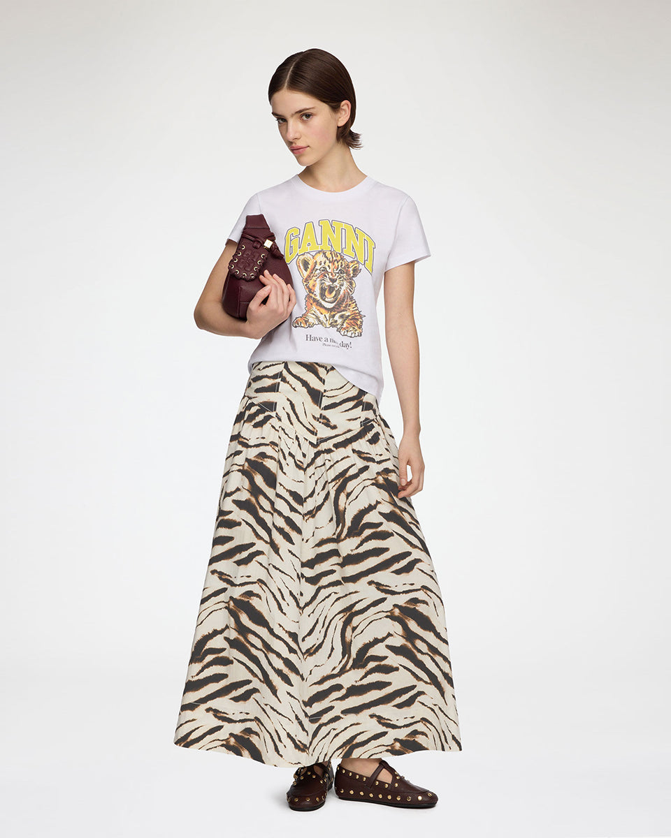 Długa, maxi spódnica Printed Long Skirt GANNI Egret wyróżnia się wyrazistym, zwierzęcym motywem tygrysich pasów. Ma trapezowy, lekko rozszerzany ku dołowi krój o swobodnej linii oraz obniżoną talię. Z tyłu posiada elastyczne marszczenie. Spódnica sięga do polowy łydki i świetnie prezentuje się w stylizacjach z prostymi t-shirtami oraz płaskimi butami. Wykonana z bawełny i elastanu.&nbsp;

-Zwierzęcy, wyrazisty print

-Długość maxi

-Bawełniana tkanina z elastanem