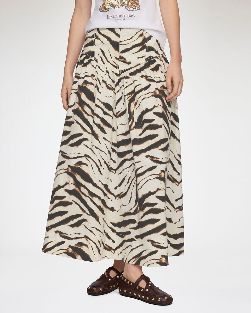 Długa, maxi spódnica Printed Long Skirt GANNI Egret wyróżnia się wyrazistym, zwierzęcym motywem tygrysich pasów. Ma trapezowy, lekko rozszerzany ku dołowi krój o swobodnej linii oraz obniżoną talię. Z tyłu posiada elastyczne marszczenie. Spódnica sięga do polowy łydki i świetnie prezentuje się w stylizacjach z prostymi t-shirtami oraz płaskimi butami. Wykonana z bawełny i elastanu.&nbsp;

-Zwierzęcy, wyrazisty print

-Długość maxi

-Bawełniana tkanina z elastanem