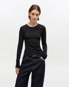 Dopasowany, czarny longsleeve 4313 Rib Black marki GANNI z okrągłym dekoltem i długimi rękawami. Na lewej piersi posiada wyhaftowane, małe logo marki. Wykonany z bawełny organicznej.

-Dopasowany krój

-Bawełna organiczna

-Zamów w swoim standardowym rozmiarze