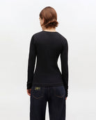 Dopasowany, czarny longsleeve 4313 Rib Black marki GANNI z okrągłym dekoltem i długimi rękawami. Na lewej piersi posiada wyhaftowane, małe logo marki. Wykonany z bawełny organicznej.

-Dopasowany krój

-Bawełna organiczna

-Zamów w swoim standardowym rozmiarze