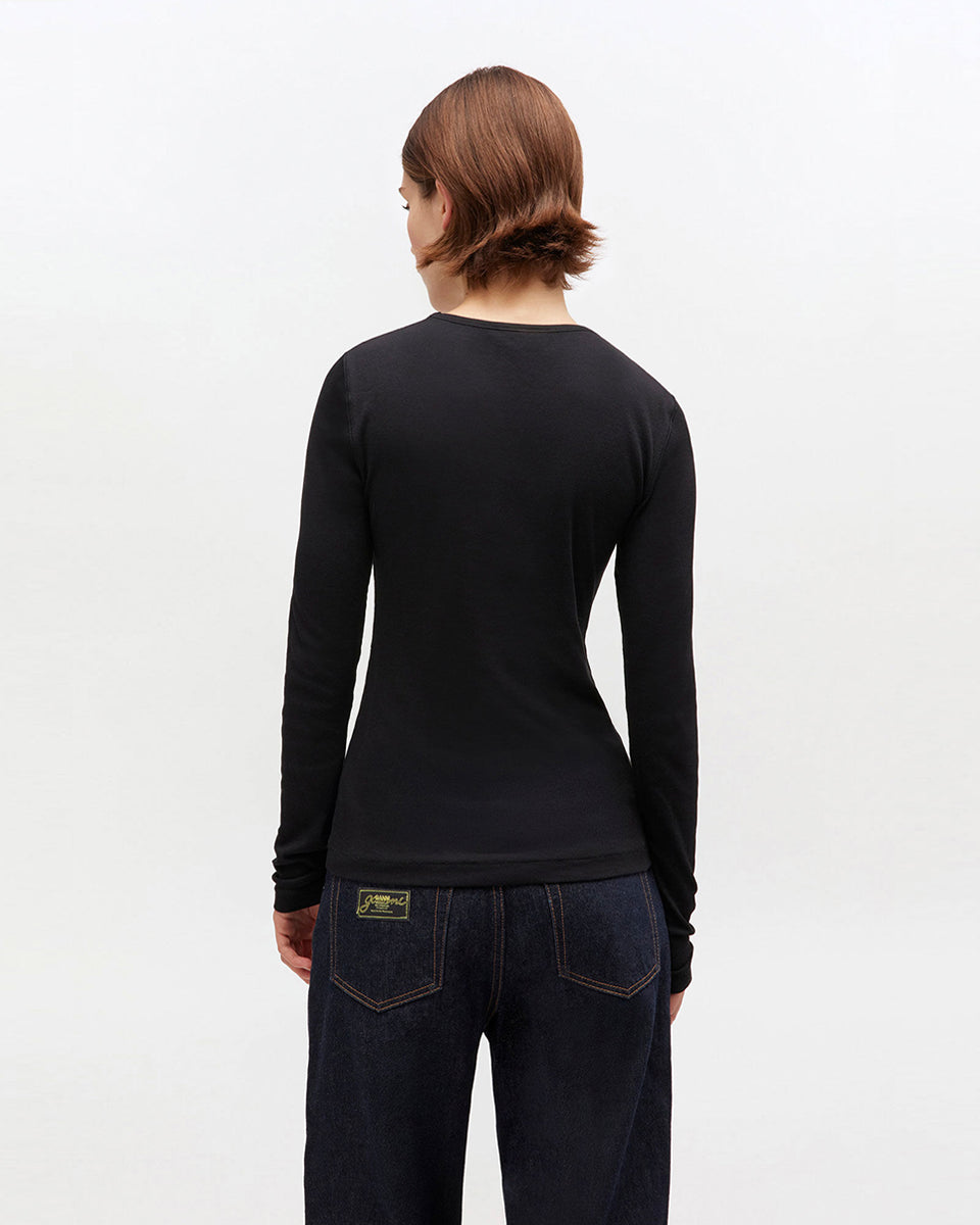 Dopasowany, czarny longsleeve 4313 Rib Black marki GANNI z okrągłym dekoltem i długimi rękawami. Na lewej piersi posiada wyhaftowane, małe logo marki. Wykonany z bawełny organicznej.

-Dopasowany krój

-Bawełna organiczna

-Zamów w swoim standardowym rozmiarze
