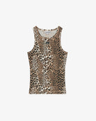 Przylegający tank top w panterkowy print Soft Cotton Rib GANNI z okrągłym dekoltem pod szyję. Wykonany z miękkiej, rozciągliwej tkaniny z bawełną. Na przodzie posiada czarne, wyhaftowane logo marki. Połącz go z jeansami, luźnymi szortami, rozkloszowaną spódnicą lub wykorzystaj top do warstwowych stylizacji.&nbsp;

- Przylegający do ciała fason

- Przyjemna w dotyku, delikatnie elastyczna tkanina&nbsp;

- Zamów top w swoim standardowym rozmiarze