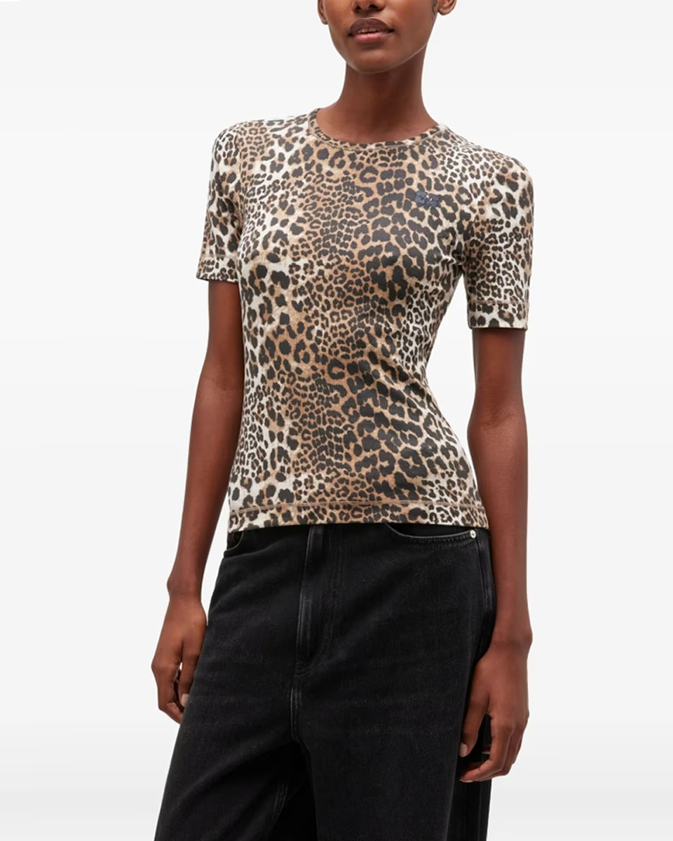Klasyczny, dopasowany T-shirt Soft Cotton Rib Print Leopard marki GANNI w wyrazisty print w panterkę. Ma okrągły dekolt i krótkie, dopasowane rękawy. Na lewej piersi posiada subtelne logo marki. Wykonany z miękkiej tkaniny z bawełny organicznej i elastanu.

-Dopasowany krój

-Panterkowy print

-Zamów t-shirt w swoim standardowym rozmiarze