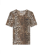 Klasyczny, dopasowany T-shirt Soft Cotton Rib Print Leopard marki GANNI w wyrazisty print w panterkę. Ma okrągły dekolt i krótkie, dopasowane rękawy. Na lewej piersi posiada subtelne logo marki. Wykonany z miękkiej tkaniny z bawełny organicznej i elastanu.

-Dopasowany krój

-Panterkowy print

-Zamów t-shirt w swoim standardowym rozmiarze