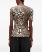 Klasyczny, dopasowany T-shirt Soft Cotton Rib Print Leopard marki GANNI w wyrazisty print w panterkę. Ma okrągły dekolt i krótkie, dopasowane rękawy. Na lewej piersi posiada subtelne logo marki. Wykonany z miękkiej tkaniny z bawełny organicznej i elastanu.

-Dopasowany krój

-Panterkowy print

-Zamów t-shirt w swoim standardowym rozmiarze