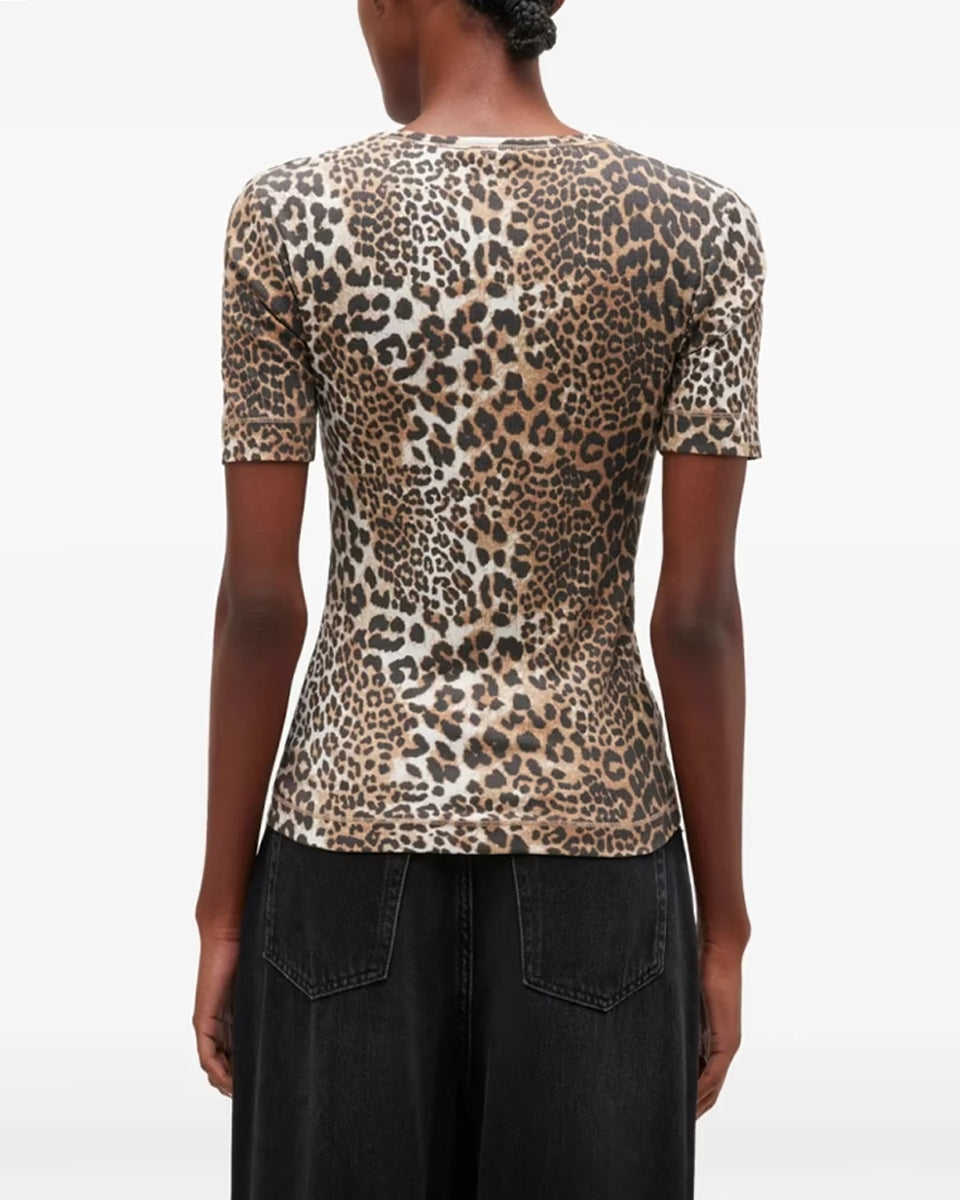 Klasyczny, dopasowany T-shirt Soft Cotton Rib Print Leopard marki GANNI w wyrazisty print w panterkę. Ma okrągły dekolt i krótkie, dopasowane rękawy. Na lewej piersi posiada subtelne logo marki. Wykonany z miękkiej tkaniny z bawełny organicznej i elastanu.

-Dopasowany krój

-Panterkowy print

-Zamów t-shirt w swoim standardowym rozmiarze