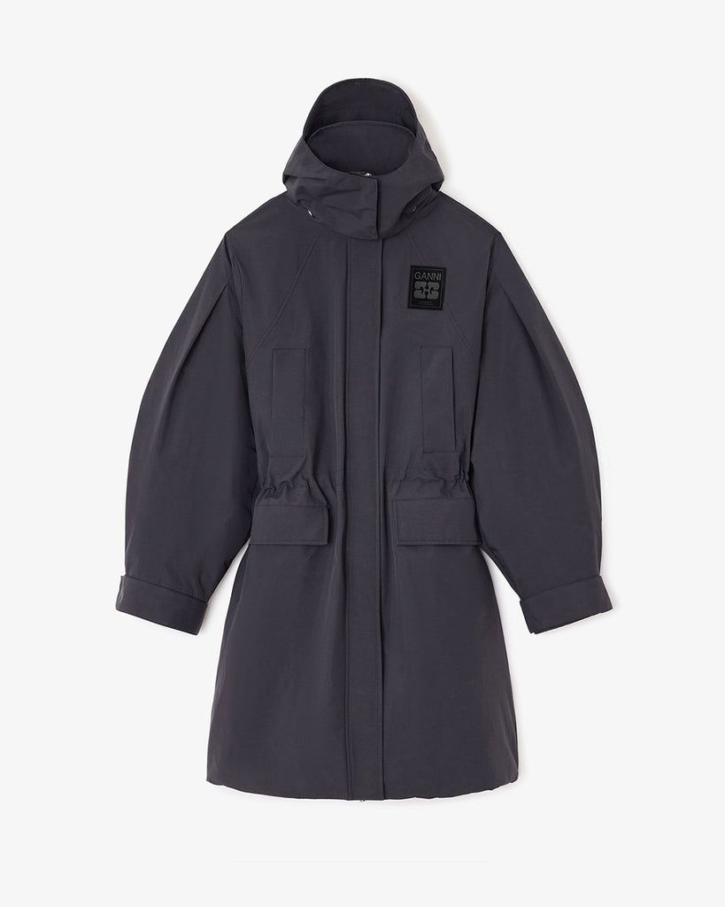 Luźny, prosty płaszcz typu parka 1012 Ganni Phantom o długości do kolan, z kapturem i mankietami. Posiada ściągacz w pasie i u dołu. Ma cztery kieszenie z przodu oraz kieszeń wewnętrzną. Nad lewą piersią znajduje się niewielka naszywka z logo marki.&nbsp;Zapinany za dwustronny zamek i srebrne, zatrzaskowe guziki.&nbsp;