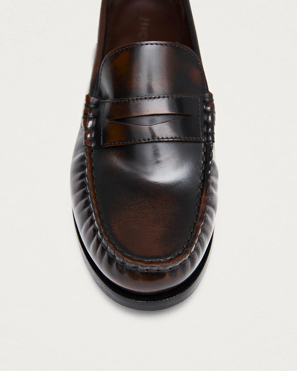 Brązowe, skórzane mokasyny Rivet Vintage Coffee Brown Leather marki ALOHAS z klasycznym paskiem typu penny oraz cholewką klasyczną dla mokasynów. Inspirowane męskim stylem. Kawowy brąz oraz subtelny połysk nadaje im charakter vintage. Wykonane z wysokiej jakości szczotkowanej skóry, która zapewnia wyrafinowany wygląd. Idealnie sprawdzą się zarówno w godzinach pracy, jak i podczas wieczornych wyjść.

-100% skóra pochodząca ze zrównoważonych i odpowiedzialnych źródeł&nbsp;

-Zaprojektowane w Barcelonie&nbsp;
