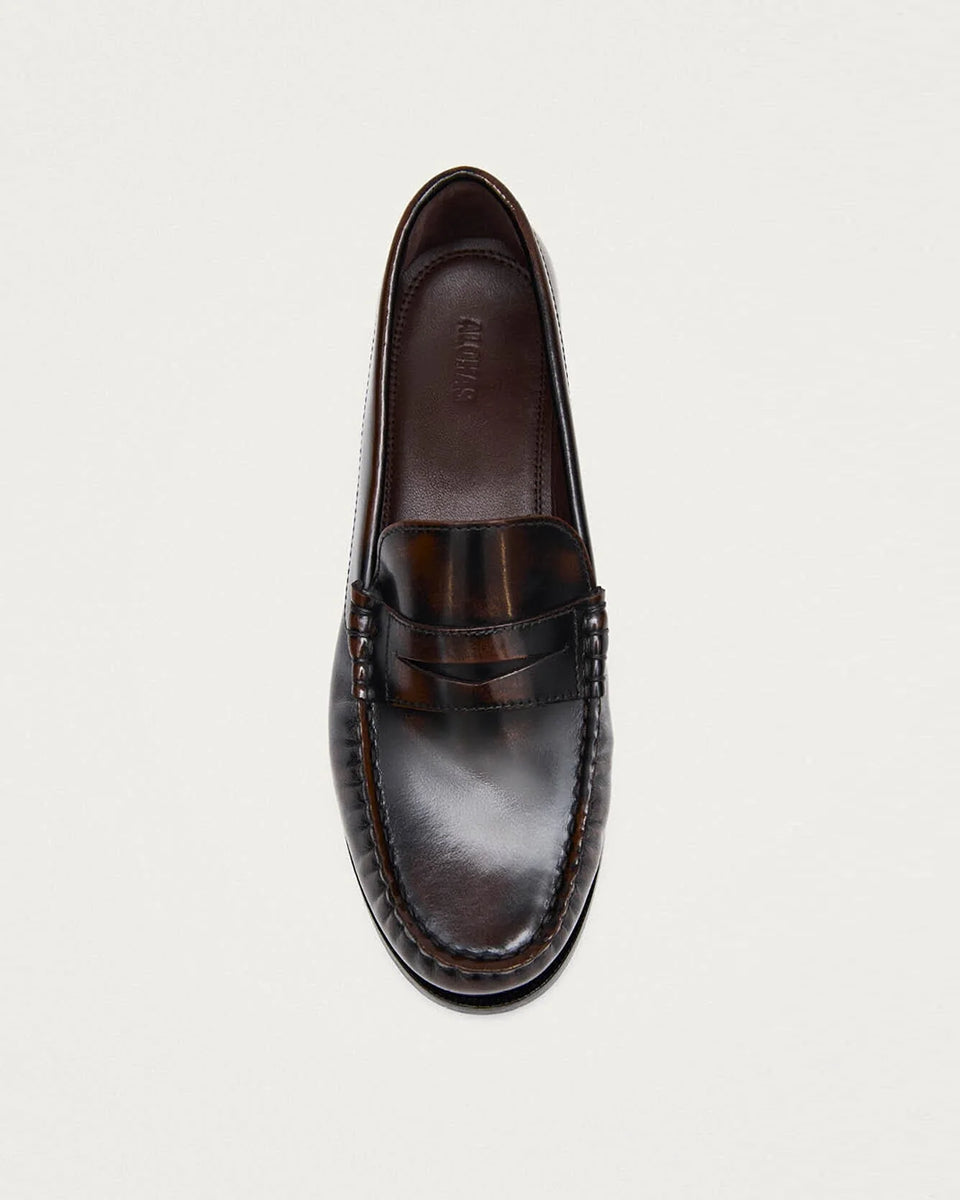 Brązowe, skórzane mokasyny Rivet Vintage Coffee Brown Leather marki ALOHAS z klasycznym paskiem typu penny oraz cholewką klasyczną dla mokasynów. Inspirowane męskim stylem. Kawowy brąz oraz subtelny połysk nadaje im charakter vintage. Wykonane z wysokiej jakości szczotkowanej skóry, która zapewnia wyrafinowany wygląd. Idealnie sprawdzą się zarówno w godzinach pracy, jak i podczas wieczornych wyjść.

-100% skóra pochodząca ze zrównoważonych i odpowiedzialnych źródeł&nbsp;

-Zaprojektowane w Barcelonie&nbsp;
