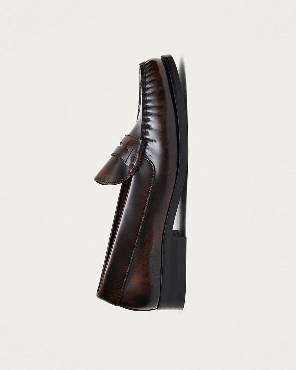 Brązowe, skórzane mokasyny Rivet Vintage Coffee Brown Leather marki ALOHAS z klasycznym paskiem typu penny oraz cholewką klasyczną dla mokasynów. Inspirowane męskim stylem. Kawowy brąz oraz subtelny połysk nadaje im charakter vintage. Wykonane z wysokiej jakości szczotkowanej skóry, która zapewnia wyrafinowany wygląd. Idealnie sprawdzą się zarówno w godzinach pracy, jak i podczas wieczornych wyjść.

-100% skóra pochodząca ze zrównoważonych i odpowiedzialnych źródeł&nbsp;

-Zaprojektowane w Barcelonie&nbsp;
