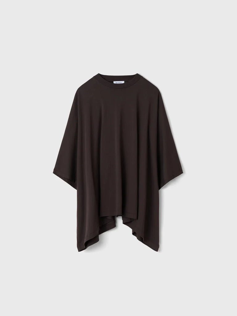 Overizowy, lejący t-shirt Brick Rodebjer z okrągłym dekoltem, opadającymi ramionami i luźnymi rękawami 3/4. U dołu wykończony asymetrycznie. 