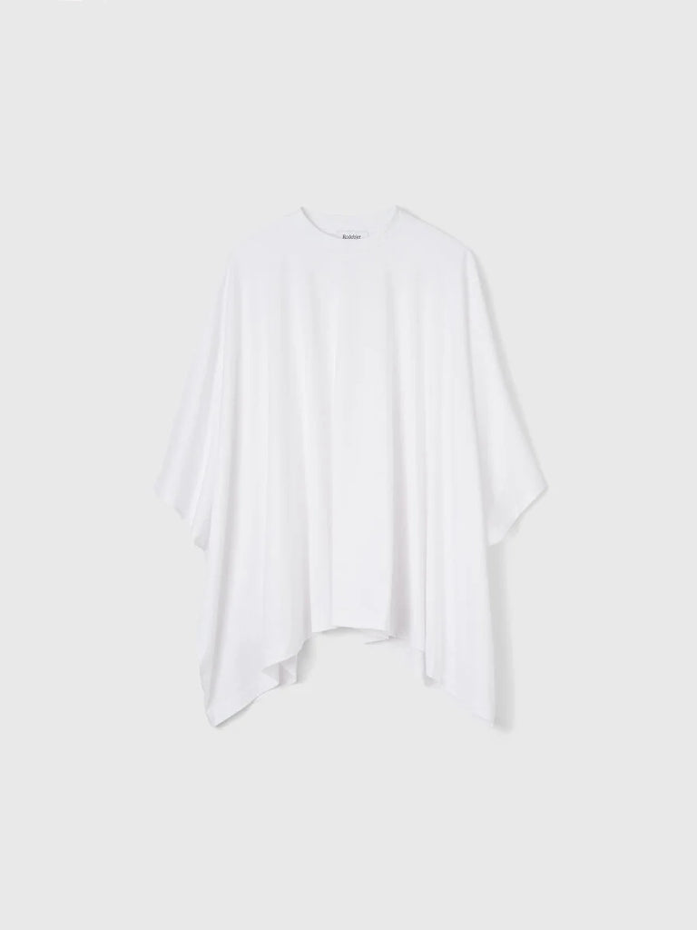 Oversizowy, lejący t-shirt Brick Rodebjer z okrągłym dekoltem, opadającymi ramionami i luźnymi rękawami 3/4. U dołu wykończony asymetrycznie