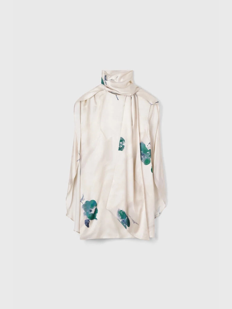 Zwiewna, satynowa bluzka bez rękawów w kwiatowy print Gracie Rodebjer. Posiada wszyty szal, który można stylizować na różne sposoby. Bluzka ma prosty krój i luźny fason. 
