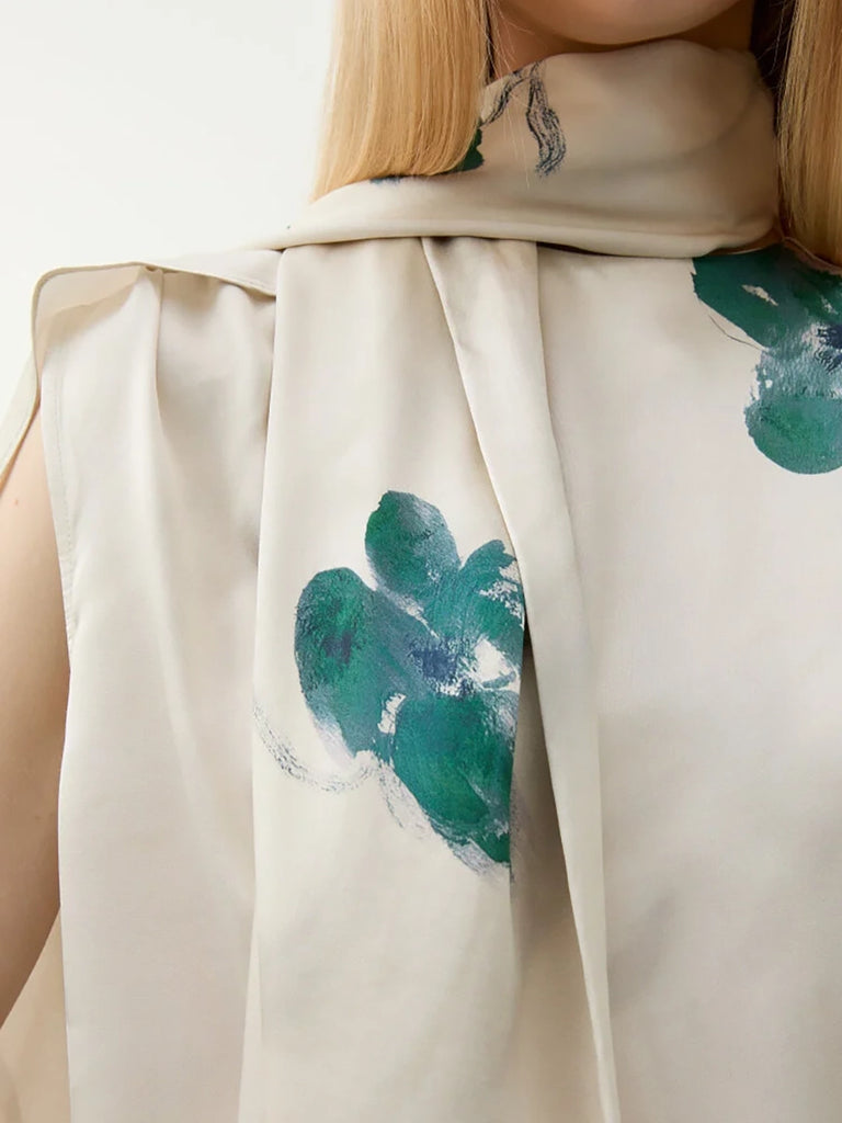 Zwiewna, satynowa bluzka bez rękawów w kwiatowy print Gracie Rodebjer. Posiada wszyty szal, który można stylizować na różne sposoby. Bluzka ma prosty krój i luźny fason. 