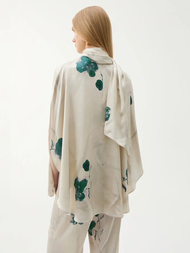 Zwiewna, satynowa bluzka bez rękawów w kwiatowy print Gracie Rodebjer. Posiada wszyty szal, który można stylizować na różne sposoby. Bluzka ma prosty krój i luźny fason. 