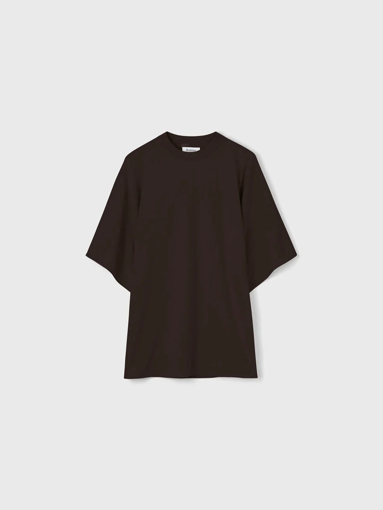Luźny, brązowy t-shirt Pop Rodebjer z okrągłym dekoltem i luźnymi, krótkimi rękawami o długości do łokci. Koszula posiada prosty krój i długość za biodra. Wykonany z miękkiej, bawełnianej tkaniny.