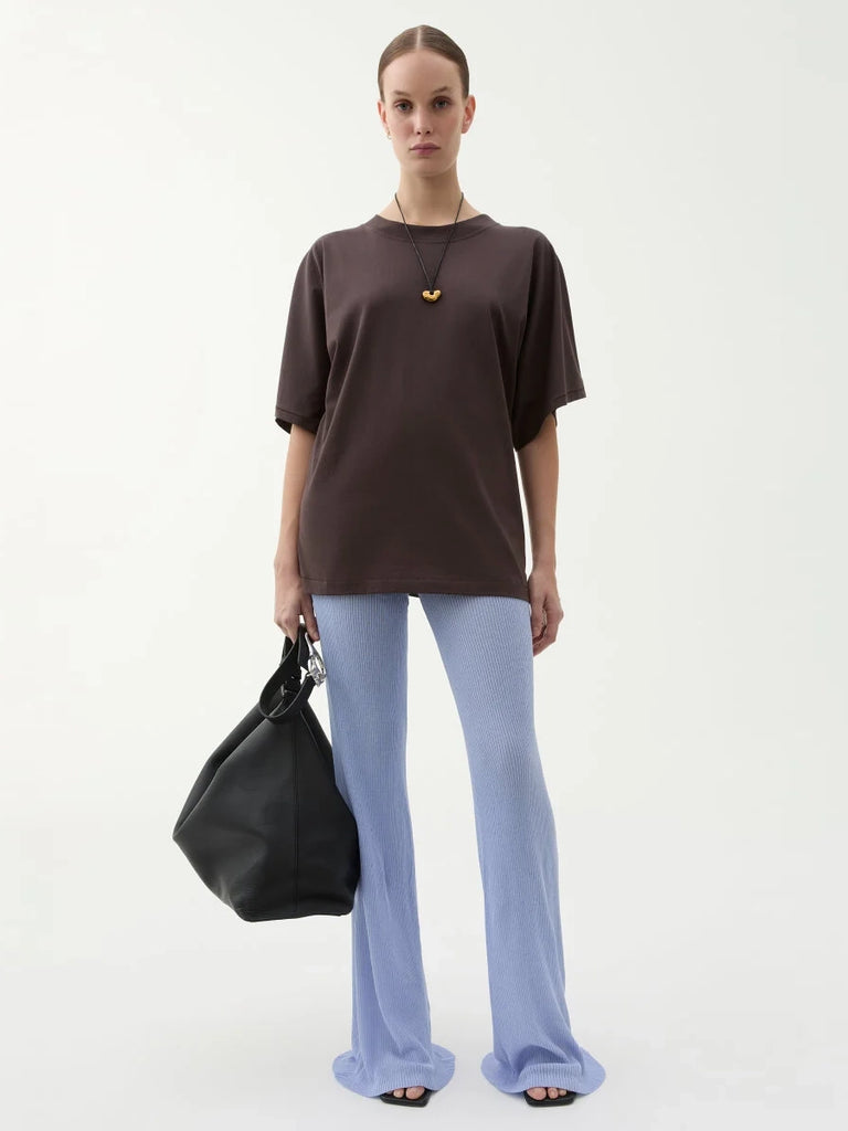 Luźny, brązowy t-shirt Pop Rodebjer z okrągłym dekoltem i luźnymi, krótkimi rękawami o długości do łokci. Koszula posiada prosty krój i długość za biodra. Wykonany z miękkiej, bawełnianej tkaniny.