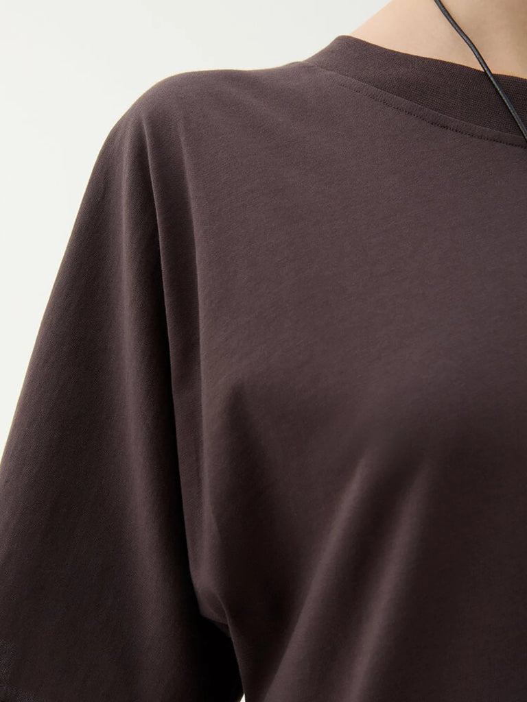 Luźny, brązowy t-shirt Pop Rodebjer z okrągłym dekoltem i luźnymi, krótkimi rękawami o długości do łokci. Koszula posiada prosty krój i długość za biodra. Wykonany z miękkiej, bawełnianej tkaniny.